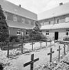 Binnenhof, grafkruizen - Velp - 20351448 - RCE -  Kapucijnenklooster Emmaus: Binnenhof, grafkruizen 