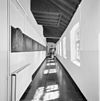 Interieur begane grond, overzicht kloostergang, richting voordeur - Velp - 20351459 - RCE -  Kapucijnenklooster Emmaus: Interieur begane grond, overzicht kloostergang, richting voordeur 