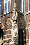 Hoeven - Hofstraat 8 - Hoofdgebouw Bovendonk - St. Bonaventura van Albano -  Rechts op de middenrisaliet het beeld van St. Bonaventura van Albano 