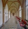 Interieur overzicht gang met betegelde vloer