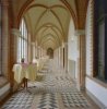 Interieur overzicht gang met betegelde vloer