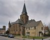 Overzicht kerk met woning pastoor