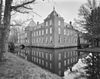 Exterieur OVERZICHT VOORGEVEL EN RECHTER ZIJGEVEL - Heeze - 20302197 - RCE -  Kasteel Heeze: Exterieur OVERZICHT VOORGEVEL EN RECHTER ZIJGEVEL 