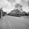 Overzicht voorgevel en rechter zijgevel, boerderij met rieten dak en schuur - Giersbergen - 20347395 - RCE -  Maaihoeve: Overzicht voorgevel en rechter zijgevel, boerderij met rieten dak en schuur (opmerking: Gefotografeerd voor Monumenten In Nederland Noord-Brabant, bladzijde 139) 