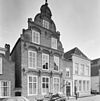 Overzicht voorgevel en linker zijgevel - Heusden - 20347420 - RCE -  Woonhuis: Overzicht voorgevel en linker zijgevel (opmerking: Gefotografeerd voor Monumenten In Nederland Noord-Brabant, bladzijde 233) 
