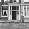 Huis onder schilddak en met lijstgevel