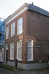 Heusden - Pelsestraat 7 Woonhuis met stoeppalen.JPG -  Pand uit plm 1850, later sterk gewijzigd. Op de hoek van de Catharinastraat. 