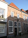 Huis met een gevel van het 'Dordtse' type, oorspronkelijk trapgevel, maar van zijn bovengedeelte ontdaan