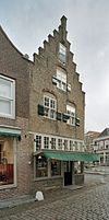 Overzicht voorgevel aan de Drietrompetterstraat met luifel - Heusden - 20340990 - RCE -  Trapgevel/ Luifel: Overzicht voorgevel aan de Drietrompetterstraat met luifel 