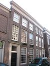 Huis onder schilddak en met lijstgevel; omlijste ingangspartij