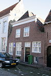 Heusden - Waterpoort 9 - Woonhuis.JPG -  Huis onder schilddak en met ingezwenkte topgevel; met kelder en opkamer. 