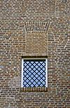 Kasteeltoren, detail, venster en muur met bouwsporen - Nieuwkuijk - 20333291 - RCE -  Abdij Marienkroon: Kasteeltoren, detail, venster en muur met bouwsporen 