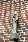 Hilvarenbeek - Vrijthof 28 - St. Petrus-Bandenkerk - Mariabeeld -  Het Mariabeldje staat aan de linkerbuitenmuur van de kerk 