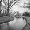 Overzicht achtergevel met traptoren en waterpartij, landhuis - Hilvarenbeek - 20347203 - RCE -  Huis Groenendaal: Overzicht achtergevel met traptoren en waterpartij, landhuis (opmerking: Gefotografeerd voor Monumenten In Nederland Noord-Brabant) 