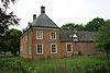 Mill - Kasteelsestraat 2 - Kasteel Aldendriel (2).JPG -  De bouwheer van het kasteel was vermoedelijk Hendrik van der Voort en het kasteel is waarschijnlijk lang in handen geweest van dit geslacht. In 1754 werd het kasteel door baron van Dongelbergh, de toenmalige eigenaar, verkocht aan graaf de Pas de FeuqiÃ©res te Well, waarna Aldendriel nog verscheidene keren van eigenaar veranderde. 