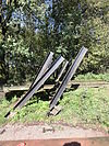 Mill Rijksmonument 509273 aspergeversperring op spoordijk oost van Defensiekanaal (2).JPG -  Mill Rijksmonument 509273 aspergeversperring op spoordijk ten oosten van Defensiekanaal. Vlak nadat op 10 mei deze versperring was aangelegd, is er een Duitse trein op ontspoord. 