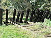 Mill Rijksmonument 509273 aspergeversperring op spoordijk oost van Defensiekanaal.JPG -  Mill Rijksmonument 509273 aspergeversperring op spoordijk ten oosten van Defensiekanaal. Vlak nadat op 10 mei deze versperring was aangelegd, is er een Duitse trein op ontspoord. 