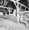 Interieur schuur met draagconstructie - Heijningen - 20337300 - RCE -  Boerderijen: Interieur schuur met draagconstructie 