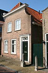 Willemstad - Voorstraat 38 - Stoeppalen -  (voor het moderne huis 38); twee mooie 17e eeuwse stoeppalen. 