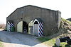 Willemstad - Helsedijk 81 - Fort de Hel - Arsenaal -  In 1926 werd de vesting Willemstad opgeheven en verloor ook het fort haar functie. Van 1941 â€“ 1944 werd het fort door de Duitsers bezet. Op 5 november 1944 trok een eenheid van de South Wales Borderers via de Kraaiendijk op richting het voormalige fort De Hel in de mening dat dit al gezuiverd was. Een Duitse mortiergroep had echter met enkele zware mitrailleurs en een Russische mortier posities op en rond het fort betrokken. Een voltreffer van het mortier op de Britse posities doodde vier mi…