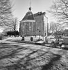 Overzicht noordwestgevel met zicht op kerkhof - Willemstad - 20341134 - RCE -  Nederlands Hervormde Kerk: Overzicht noordwestgevel met zicht op kerkhof 