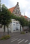 JVL 0574 -  voorgevel Molenstraat 12 met leilinden 
