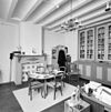 Interieur. Begane grond- overzicht kamer met schouw en kastenwand - Nuenen - 20338034 - RCE -  Voormalige Pastorie / Werkatelier En Woonhuis Geweest Van Vincen: Interieur. Begane grond: overzicht kamer met schouw en kastenwand 