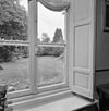 Interieur. Achterkamer, venster met hang- en sluitwerk - Nuenen - 20338033 - RCE -  Voormalige Pastorie / Werkatelier En Woonhuis Geweest Van Vincen: Interieur. Achterkamer, venster met hang- en sluitwerk 