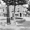Overzicht winkelpand met straatbeeld, waterpomp - Oirschot - 20328953 - RCE -  Waterpomp: Overzicht winkelpand met straatbeeld, waterpomp 