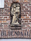 Oirschot Rijksmonument 31309 klooster Nieuwstraat 28 gevelbeeld St.joseph met kind.JPG -  Oirschot Rijksmonument 31309 klooster Nieuwstraat 28 gevelbeeld van St.Joseph met Kindje Jesus 