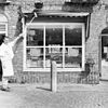 Raamkozijn en bakker met bezem - Oirschot - 20328957 - RCE -  Raamkozijn en bakker met bezem 