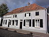 Half vrijstaande dubbel woonhuis onder schilddak, opgetrokken in Ambachtelijk-traditionele bouwtrant