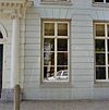 Voorgevel, venster met gedeelte van de deuromlijsting - Oosterhout - 20341103 - RCE -  Herenhuis/ Venster: Voorgevel, venster met gedeelte van de deuromlijsting 