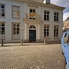 Middendeel van de voorgevel, ingangspartij met deuromlijsting en siervazen - Oosterhout - 20341109 - RCE -  Herenhuis/ Ingangspartij: Middendeel van de voorgevel, ingangspartij met deuromlijsting en siervazen 