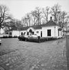 Parkeerplaatsen en ingangpartij koetshuis - Oosterhout - 20342559 - RCE -  Huis Brakestein: Parkeerplaatsen en ingangpartij koetshuis 