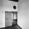 Interieur verdieping, buitenzijde kamerdeur van een cel - Deursen-Dennenburg - 20335638 - RCE -  Augustinessenklooster Soeterbeeck: Interieur verdieping, buitenzijde kamerdeur van een cel 