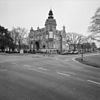 Overzicht voorgevel en rechter zijgevel, fabrikantenvilla, thans museum - Oss - 20348536 - RCE -  Villa Constance: Overzicht voorgevel en rechter zijgevel, fabrikantenvilla, thans museum (opmerking: Gefotografeerd voor Monumenten In Nederland Noord-Brabant, bladzijde 273) 