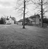 Exterieur overzicht landgoed / kasteel Wouwse Plantage met boerderij rechts op de foto