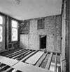 Interieur eerste verdieping doorkijk door de vloer naar de voorkamer op de begane grond - Wouwse Plantage - 20324609 - RCE -  Landgoed Wouwse Plantage: Interieur eerste verdieping doorkijk door de vloer naar de voorkamer op de begane grond 