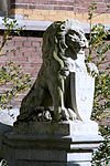 Sint Michielsgestel - Theerestraat 42 - Doveninstituut (6) -  Schilddragende kalkstenen leeuw 