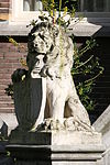 Sint Michielsgestel - Theerestraat 42 - Doveninstituut (7) -  Schilddragende kalkstenen leeuw 