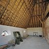 Interieur bedrijfsgedeelte, overzicht met kapconstructie, vanaf de ingang gezien - Sint-Michielsgestel - 20340260 - RCE -  Boerderijen/ Kapconstructie: Interieur bedrijfsgedeelte, overzicht met kapconstructie, vanaf de ingang gezien 