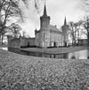 Overzicht voorgevel met hoektorens en linker zijgevel - Sint-Oedenrode - 20347758 - RCE -  Kasteel Henkenshage: Overzicht voorgevel met hoektorens en linker zijgevel (opmerking: Gefotografeerd voor Monumenten In Nederland Noord-Brabant, bladzijde 296) 