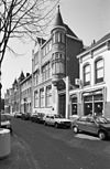 Overzicht voorgevel met torentje en buurpanden, herenhuis - Tilburg - 20344273 - RCE -  Bankgebouw Geldersche Credietvereeniging: Overzicht voorgevel met torentje en buurpanden, herenhuis (opmerking: Gefotografeerd voor MIP Tilburg, bladzijde 104) 
