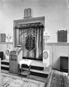 Interieur van de synagoge te Tilburg met lessenaar en Heilige Arke - Tilburg - 20209522 - RCE -  Synagoge: Interieur van de synagoge te Tilburg met lessenaar en Heilige Arke 
