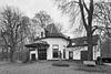 Overzicht voorgevel en rechter zijgevel buitenverblijf - Tilburg - 20342695 - RCE -  Villa/ Langgevelboerderij: Overzicht voorgevel en rechter zijgevel buitenverblijf (opmerking: Gefotografeerd voor MIP Tilburg, bladzijde 43) 