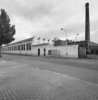 Overzicht achtergevel en rechter zijgevel, fabriek met schoorsteen