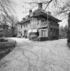 Overzicht voorgevel en rechter zijgevel, villa