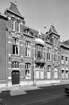Overzicht voorgevel herenhuis - Tilburg - 20344275 - RCE -  Rijksbelastingkantoor: Overzicht voorgevel herenhuis (opmerking: Gefotografeerd voor MIP Tilburg, bladzijde 35) 