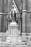Ext. overzicht beeld voor de kerk (Heilig Hartbeeld, 1921 atelier voor Kerkelijke Kunst Auguste Hermans, Roermond) - Tilburg - 20002691 - RCE -  Sint Jozefkerk: ext. overzicht beeld voor de kerk (Heilig Hartbeeld, 1921 atelier voor Kerkelijke Kunst Auguste Hermans, Roermond) 